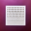 Hoogglans zilveren halfronde metalen piercingstickers op witte rug met een pincet - Zilveren Mixmaten Stijl (Stijl A)