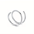 Makro-Detail des hochglanzpolierten Edelstahl Doppel-Nasenrings mit Kugelenden - 0.8*6mm / Silber