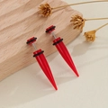 Paio di orecchini a punta in acrilico rosso brillante con anelli in gomma neri - Espansore Finto / Rosso