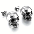 Makroaufnahme von Gothic-Punk-Totenkopf-Ohrringen aus poliertem silberfarbenem Edelstahl - Silberner Totenkopf-Stil (MS-294)