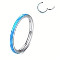 Detailansicht eines klappbaren 316L-Edelstahl-Nasenrings mit blauer Opalstein-Einlage - Silber Blau Opal Stil (HDGTS0189E-8)
