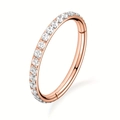 Nahaufnahme von roségoldenem Klappring mit einer Reihe funkelnder Zirkonia-Steine - Roségold Micro-pave Stil (HDGTS0189E-8)