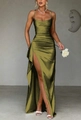 Detailaufnahme des olivgrünen Abendkleids aus Satin mit hohem Beinschlitz und Drapierung - XS / Olivgrün