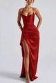 Detailaufnahme des roten Satin-Maxikleids mit feinen Taillenfalten und hohem Schlitz - XS / Rot