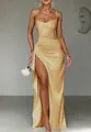 Detail eines eleganten Abendkleids aus goldenem Satin mit Wasserfall-Ausschnitt - XXS / Kleider / Kurkuma