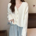 Gilet en maille blanc ivoire à col en V avec boutons foncés et textures verticales - Taille unique / Blanc