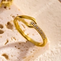 Bague croisée élégante plaquée or avec pierres CZ sur un support en pierre - Taille 5 / Or(3307)