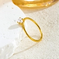 Bague élégante en acier titane doré avec perle blanche sertie de quatre griffes fines - Taille 5 / Or