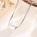Schicke Schlangenkette aus Silber mit großem Perlenanhänger auf elegantem Steinhintergrund - Doppellagige Perle (8908) / Silber