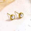 Boucles d'oreilles perles rondes classiques montées sur métal doré pour femme au style épuré - Boucles d'oreilles clous en perles blanches / Or