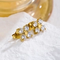 Détail de boucles d'oreilles fleurs avec pétales en zircone et plaqué or sur pierre - Boucles d'oreilles Trèfle à Quatre Feuilles