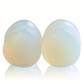 Détail de plugs d'oreilles en opalite en forme de goutte avec fini poli et reflet laiteux - 10 / Opale