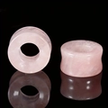 Primer plano detallado de expansores de cuarzo rosa con textura suave y patrones naturales - Talla A / Cuarzo Rosa