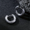 Makroaufnahme dicker polierter Edelstahl-Creolen mit praktischem Schnappverschluss - 5x10mm / Stahlfarben