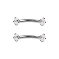 Detail van twee zilverkleurige roestvrijstalen gebogen piercings met heldere zirkonia - Stijl C / Wit