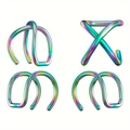 Details von vier irisierenden Edelstahl-Ohrklemmen in verschiedenen geometrischen Formen - Mehrfarbige Parallele und Kreuzstile