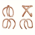 Makroaufnahme von vier rosé-goldenen Ohrklemmen mit überkreuzten und geometrischen Linien - Roségoldton Parallele und Kreuzstile
