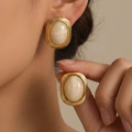 Vintage 18K vergoldete Edelstahl-Ohrstecker in Ovalform mit cremefarbener Marmor-Harz-Einlage - Rosa Weiß