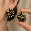 Dettaglio degli orecchini a lobo nautilus nero e oro con trama a spirale smaltata - Stile Nautilo a Spirale Nero (TZ140-1)