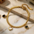 Bracciale a doppio strato in acciaio dorato con tre ciondoli a cuore su sfondo marmo - Stile Dorato (SL166)