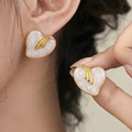 Orecchini a cuore dorati con smalto marmo bianco indossati su un orecchio - Stile Cuore in Marmo Bianco (TZ140-3)