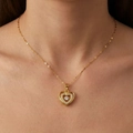 Elegante goldene Herz-Halskette mit funkelnden Zirkonia-Steinen an einem Modelhals - Dancing Heart (XL515) / Gold (Lippenkette)