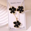 Set gioielli in acciaio inossidabile dorato con collana e orecchini a fiore nero smaltato - Stile Fiore a Cinque Petali (TZ282-Black) / Oro + Nero