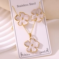 Set gioielli in acciaio dorato con orecchini e collana floreale in smalto bianco - Stile Fiore a Cinque Petali (TZ282-White) / Oro+Bianco