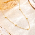 Detailansicht eleganter goldener Kleeblatt-Anhänger an einer minimalistischen Titanstahlkette - 81023 Glücksklee / Gold