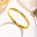 Bracelet élégant en acier doré 18k avec texture écailles de poisson et bords perlés - Diamètre 55mm / Or