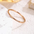 Anillo minimalista de acero de titanio oro rosa con tres circonitas micro-engastadas - Talla 5 / Tres Piedras Oro Rosa