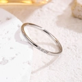 Anillo minimalista de acero de titanio plateado con tres pequeños diamantes de circón - Talla 5 / Tres Piedras Plateado