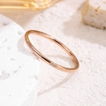 Anillo minimalista de acero de titanio oro rosa con una pequeña piedra de circonita - Talla 5 / Circón Único Oro Rosa