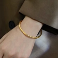 Brazalete minimalista de acero inoxidable dorado con acabado pulido para mujer elegante - Ancho 4mm Diámetro 55mm / Dorado