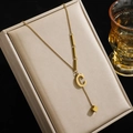 Élégant collier en acier titane doré avec pendentif lettre C et breloques petit carré - Lettre C