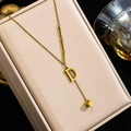 Collier en acier titane doré avec pendentif lettre D et pampille en forme de cube - Lettre D