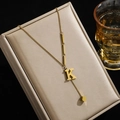 Goldene Titanstahlhalskette mit minimalistischem Buchstaben K Anhänger und Würfeldetail - Buchstabe K