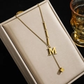 Lange Halskette aus goldenem Titanstahl mit quadratischem Anhänger und Buchstabe M - Buchstabe M