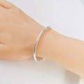 Brazalete minimalista de acero de titanio plateado pulido espejo para mujer - Ancho 4mm Diámetro 55mm / Plateado