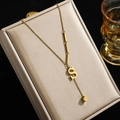 Goldene Titanstahl-Halskette mit S-Buchstaben-Anhänger und quadratischem Quasten-Charm - Buchstabe S