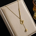 Goldene Titanstahl-Halskette mit Buchstabe U Anhänger und kleinem Würfel-Quasten - Buchstabe U