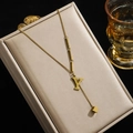 Goldene Titanstahl-Halskette mit Buchstaben-Y-Anhänger und quadratischem Quasten-Charm - Buchstabe Y
