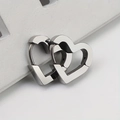 Set mit vier Paar silbernen Edelstahl-Herz-Ohrringen auf weißen Requisiten - Herz (14mm) / Stahlfarben