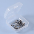 Makroansicht des 12-teiligen Edelstahl-Piercing-Sets mit Box auf blauem Hintergrund - Silber