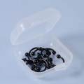 Set aus schwarzen Hufeisen-Piercings aus Edelstahl mit Kugel- und Kegelenden in einer Box - Schwarz