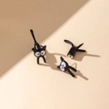 Detalle de pendientes de gato negro 3D con diseño dividido y acabado pulido brillante - Estilo de Gato Negro Dividido (Estilo A)