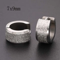 Pendientes de aro anchos en acero inoxidable 7x9mm con acabado mate arenado gris plata - Estilo C / Versión Ancha / Color acero