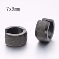 Pendientes de aro negros de acero inoxidable con acabado de arena gris de 7x9mm - Estilo C / Versión Ancha / Negro