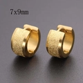 Pendientes de acero dorado de 7x9mm con acabado mate arenado y textura esmerilada - Estilo C / Versión Ancha / Dorado