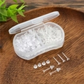 Vue détaillée de fermoirs et clous d'oreilles en silicone transparent dans une boîte de rangement - Ensemble de Tiges Et Fermoirs de Boucles d'Oreilles